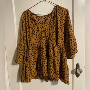 Medium flowy spotted top - camel color